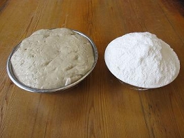 グルテンに餅米粉や小麦粉などを加えて成形する